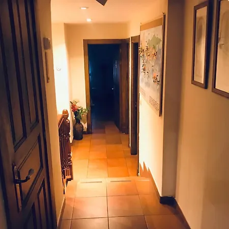 Spacious House In With Mountain View 몰리나세카