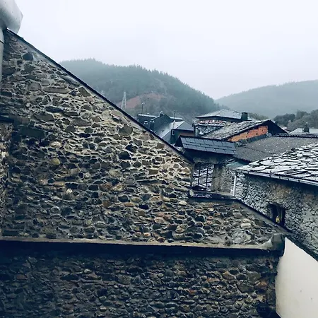Spacious House In With Mountain View 펜션