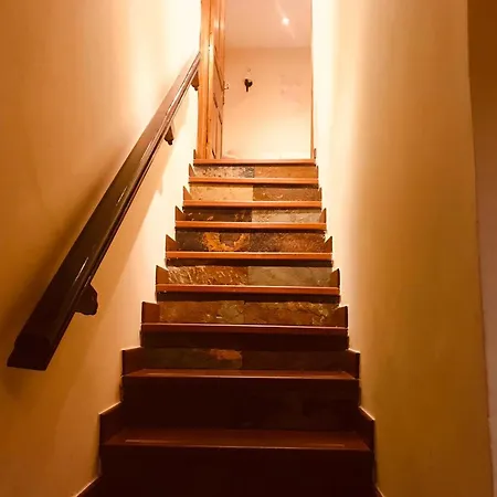 펜션 Spacious House In With Mountain View