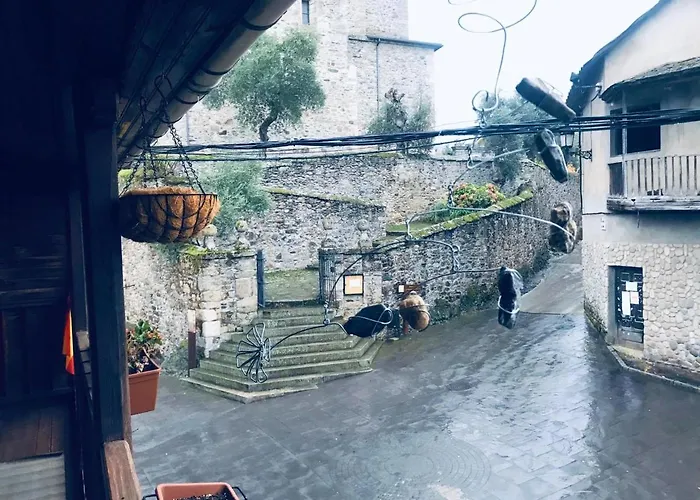 Spacious House In With Mountain View