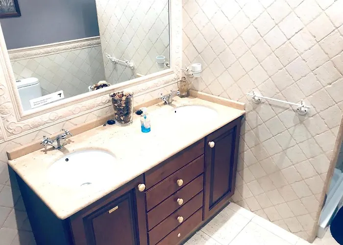 Spacious House In With Mountain View 펜션