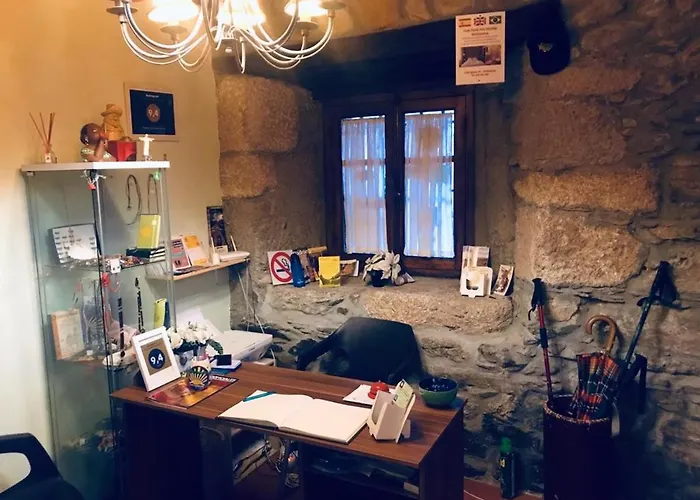 Spacious House In With Mountain View 몰리나세카