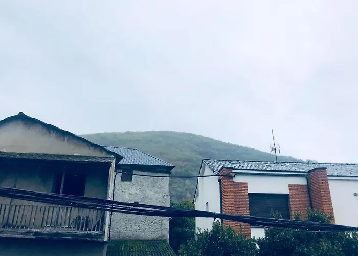 펜션 Spacious House In With Mountain View